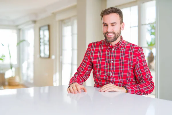 Schöner Mann Buntem Hemd Zwinkert Die Kamera Mit Sexy Gesichtsausdruck — Stockfoto