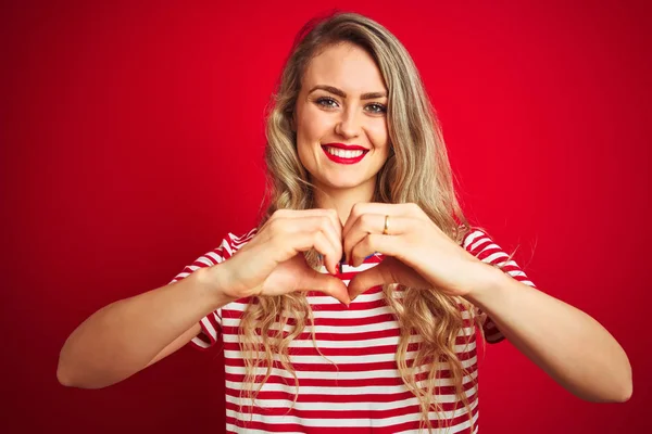 Joven Hermosa Mujer Con Rayas Camiseta Pie Sobre Fondo Rojo — Foto de Stock