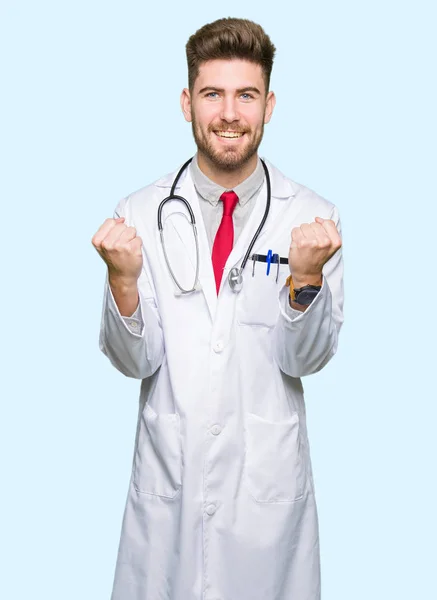Jonge Knappe Dokter Man Met Medische Vacht Vieren Verrast Verbaasd — Stockfoto