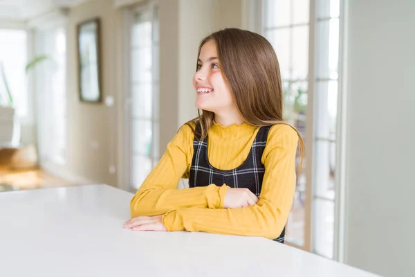 Schönes Junges Mädchen Das Auf Dem Tisch Sitzt Und Zur — Stockfoto