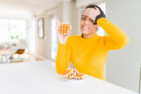 Ung Afrikansk Amerikansk Kvinna Äter Våffla Belgiam Bakverk Stressad Med — Stockfoto