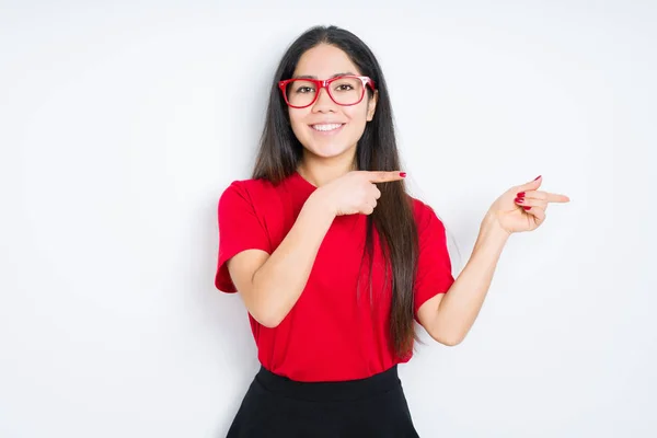 Schöne Brünette Frau Mit Roter Brille Über Isoliertem Hintergrund Lächelt — Stockfoto