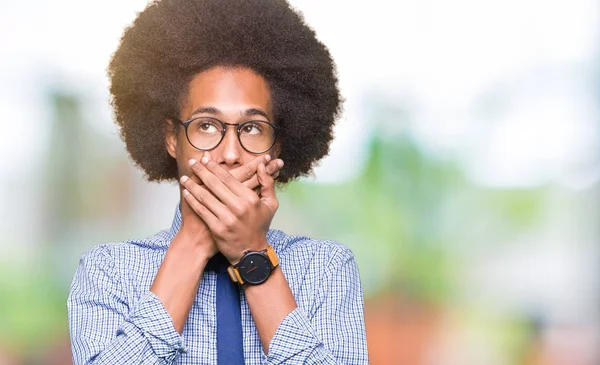 Joven Hombre Negocios Afroamericano Con Cabello Afro Usando Gafas Impactadas — Foto de Stock