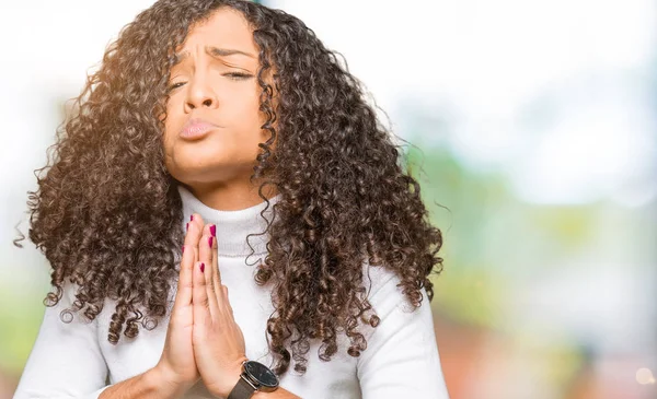 Gyönyörű Fiatal Visel Magas Nyakú Pulóvert Koldulás Imádkozik Együtt Remény — Stock Fotó