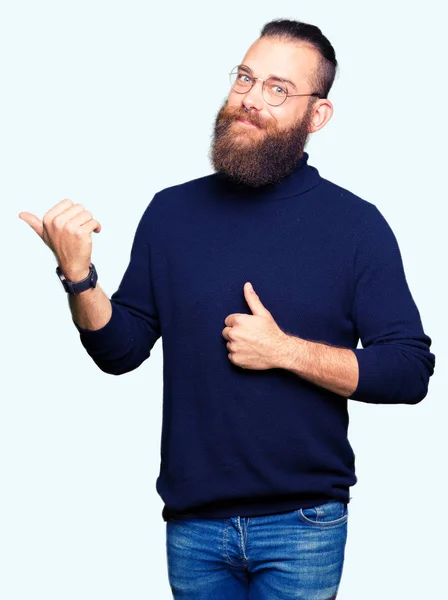 Joven Hombre Rubio Con Gafas Suéter Cuello Alto Sonriendo Con — Foto de Stock