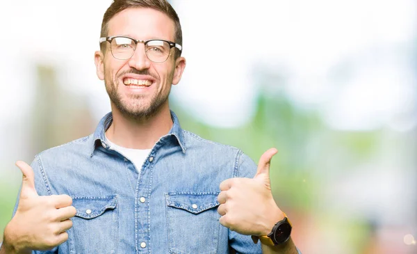 Knappe Man Het Dragen Van Glazen Succes Teken Doen Positieve — Stockfoto