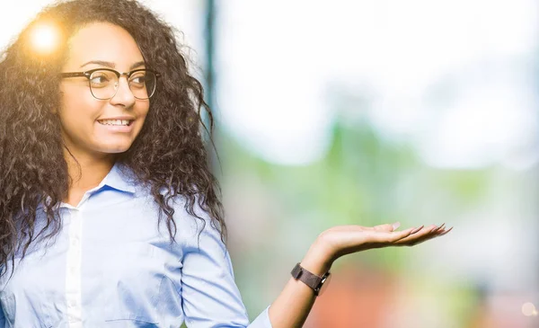 Jonge Mooie Business Meisje Met Krullend Haar Dragen Van Glazen — Stockfoto