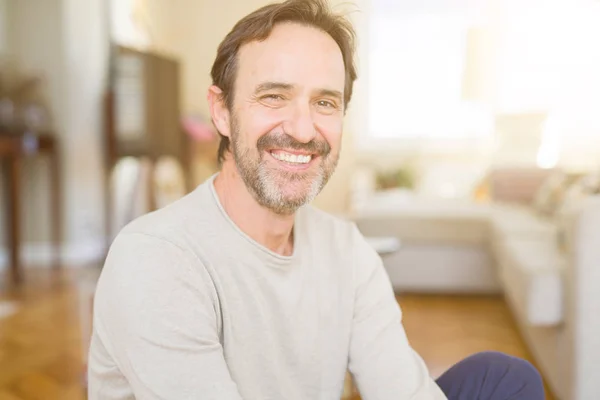 Guapo Hombre Mediana Edad Sentado Suelo Sonriendo Cámara Casa —  Fotos de Stock