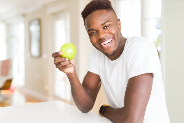 Mladý Američan Afričana Muž Jíst Zdravé Zelené Jablko — Stock fotografie
