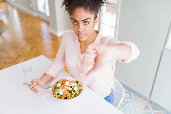 Jovem Afro Americana Comendo Salada Macarrão Saudável Com Rosto Raivoso — Fotografia de Stock
