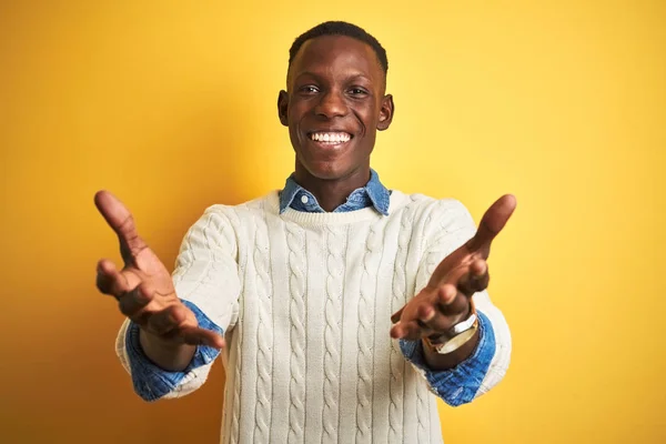 Африканский Американец Джинсовой Рубашке Белом Свитере Изолированном Желтом Фоне Улыбается — стоковое фото