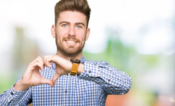 Joven Hombre Guapo Bussines Sonriendo Amor Mostrando Símbolo Del Corazón —  Fotos de Stock