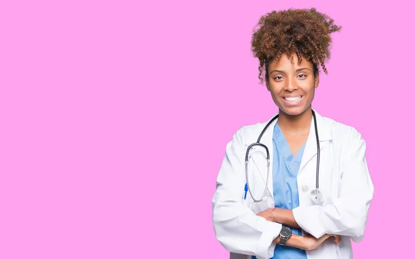Молодий Афроамериканець Лікар Жінка Ізольованих Фон Щасливі Обличчя Посміхається Схрещеними — стокове фото