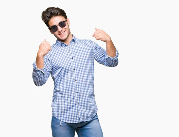 Joven Hombre Guapo Con Gafas Sol Sobre Fondo Aislado Mirando — Foto de Stock