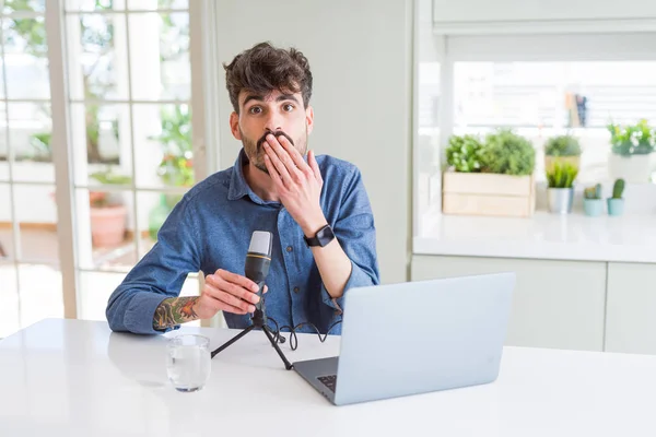 Mladý Muž Který Nahrává Podcasty Pomocí Mikrofonu Laptopu Rukama Šokovaným — Stock fotografie