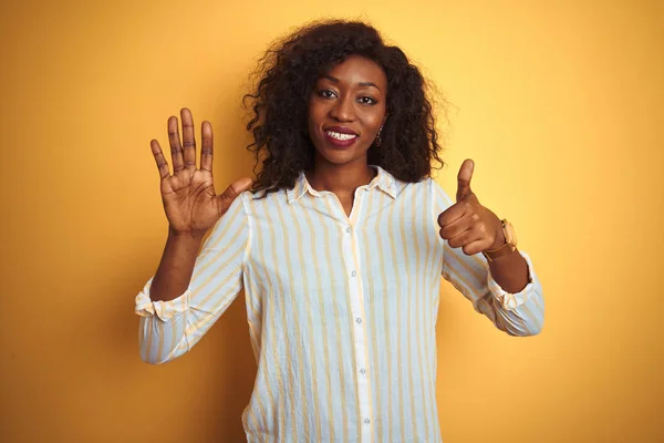 Mujer Afroamericana Con Camisa Rayas Pie Sobre Fondo Amarillo Aislado — Foto de Stock