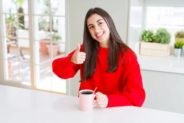 Piękna Młoda Kobieta Picie Filiżanki Czarnej Kawy Robi Szczęśliwy Kciuk — Zdjęcie stockowe