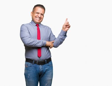 Kameraya bakarak yan el ve parmak ile işaret yüzünde kocaman bir gülümseme ile izole arka plan üzerinde kırmızı kravat giyen orta yaş Arap adam.