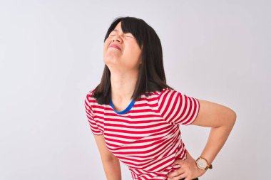 Genç güzel Çinli kadın izole beyaz arka plan üzerinde kırmızı çizgili t-shirt giyen sırt ağrısı Acı, el ile geri dokunmadan, kas ağrısı
