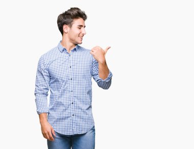 Genç yakışıklı iş adamı arıyor ve başparmak yanında yukarıyı mutlu yüz ile gülümseyen izole arka plan üzerinde.