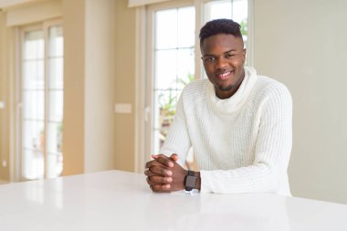 Gülümseyen yüzünde kocaman bir gülümseme ile neşeli Afrika yakışıklı genç