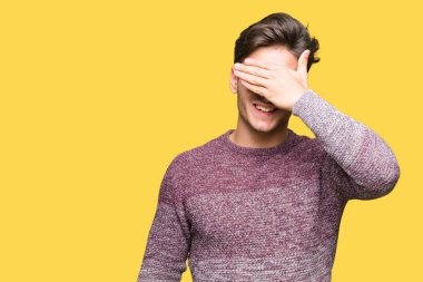 Gülümsüyor ve gözleri için sürpriz kapsayan yüz el ile gülüyor izole arka plan üzerinde gözlük takan yakışıklı delikanlı. Kör kavramı.