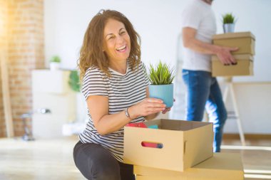 Orta yaş Senior çift yeni bir eve hareket