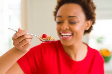 Hea yeme afro saçlı genç güzel bir Afrikalı-Amerikalı kadın