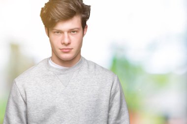 Kazak sorunu nedeniyle izole arka plan şüpheci ve sinir, papatyanın üzgün üzerinde giyen genç yakışıklı sportif adam. Negatif kişi.