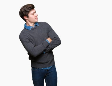 İzole arka plan üzerinde genç yakışıklı zarif adam silah ile yan bakarak gülümsüyor ikna ve emin geçti