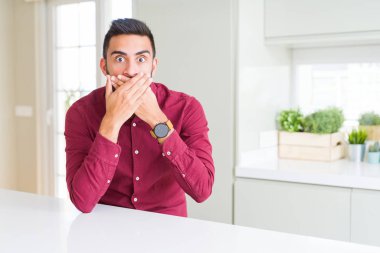 Yakışıklı İspanyol iş adamı hata için elleri ile ağız kapsayan şok. Gizli kavram.