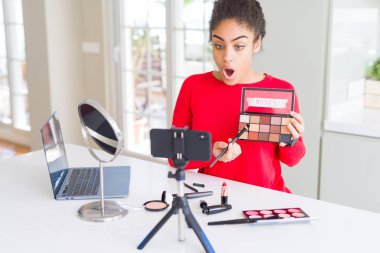 Genç Afrikalı Amerikan etki unsuru kadın kayıt sürpriz bir yüz ile şok korkuyor öğretici makyaj, korku ifadesi ile korkuyor ve heyecanlı