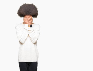 Afrikalı-Amerikalı genç afro saçlı yüz eller ile ağlayarak süre kapsayan üzgün ifade ile kış kazak giyiyor. Depresyon kavramı.