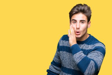 Yakışıklı delikanlı izole arka plan üzerinde el gizli söylenti söylüyor Ağızdan kötü amaçlı konuşma konuşma fısıldayan