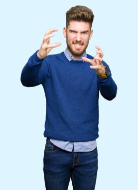 Genç yakışıklı bussines adam öfkeyle, sinirli bağırarak eller boğazlamak istiyor deli bağırıyor