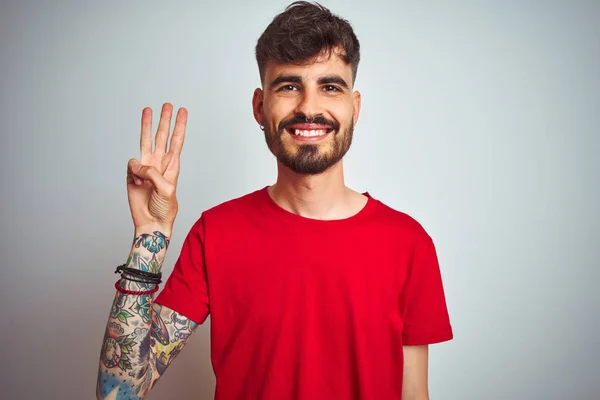 Jovem Com Tatuagem Vestindo Camiseta Vermelha Sobre Fundo Branco Isolado — Fotografia de Stock