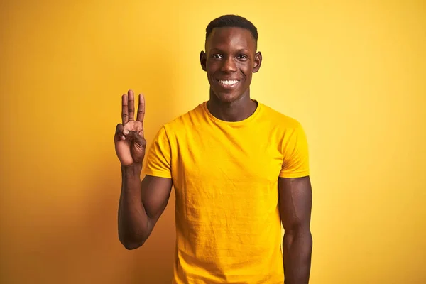 Fiatal Afro Amerikai Férfi Visel Alkalmi Póló Alatt Álló Elszigetelt — Stock Fotó
