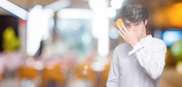 Joven Hombre Negocios Guapo Sobre Fondo Aislado Oliendo Algo Apestoso —  Fotos de Stock