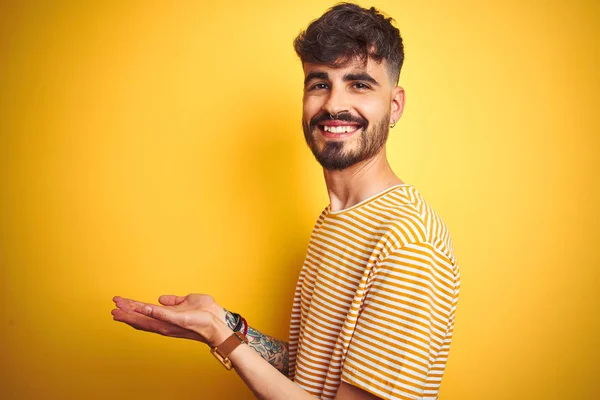 Joven Hombre Con Tatuaje Vistiendo Camiseta Rayas Pie Sobre Fondo — Foto de Stock