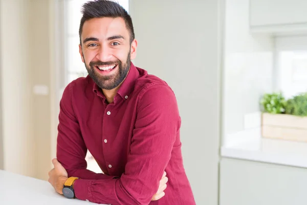 Bel homme souriant gai avec un grand sourire sur le visage montrant t — Photo