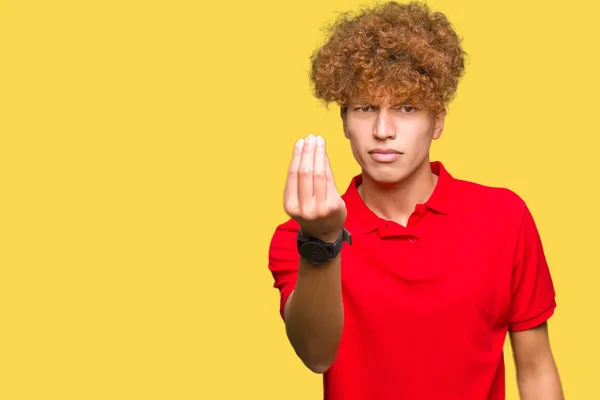 Junger Gutaussehender Mann Mit Afro Haaren Trägt Rotes Shirt Und — Stockfoto