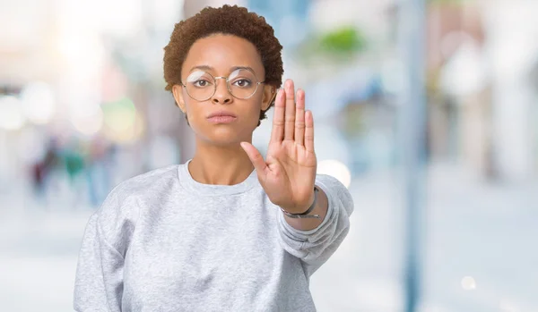 Unga Vackra Afroamerikanska Kvinnan Bär Glasögon Över Isolerade Bakgrund Gör — Stockfoto