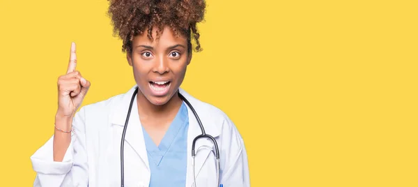 年轻的非洲裔美国医生妇女在孤立的背景指向手指与成功的想法 离开和快乐 — 图库照片