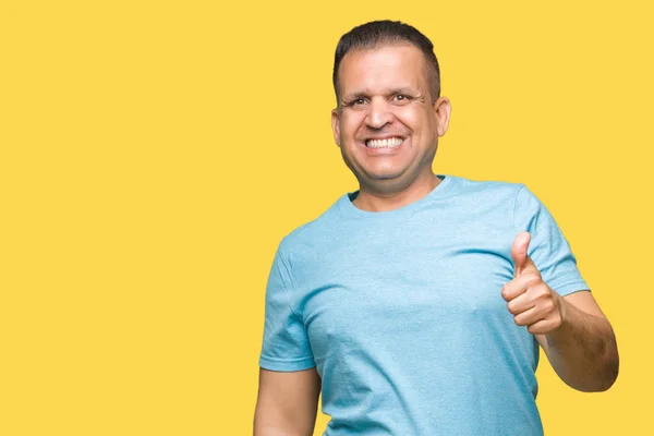 Homem Árabe Meia Idade Vestindo Camiseta Azul Sobre Fundo Isolado — Fotografia de Stock