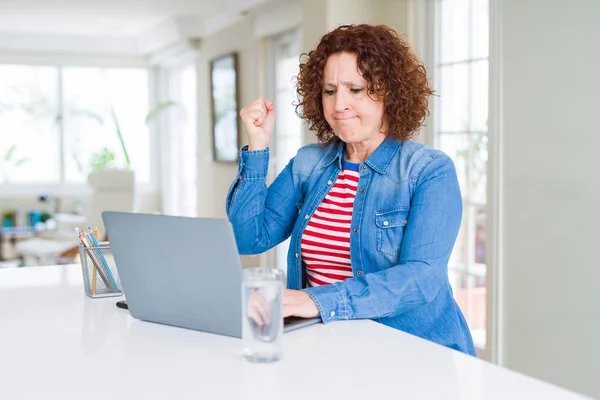 Mujer Mayor Que Trabaja Con Computadora Portátil Molesto Frustrado Gritando — Foto de Stock