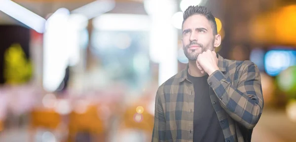 Joven Hombre Guapo Sobre Fondo Aislado Con Mano Barbilla Pensando —  Fotos de Stock