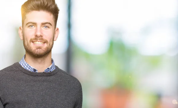 Jonge Knappe Elegante Man Verbaasd Lachend Naar Camera Tijdens Het — Stockfoto