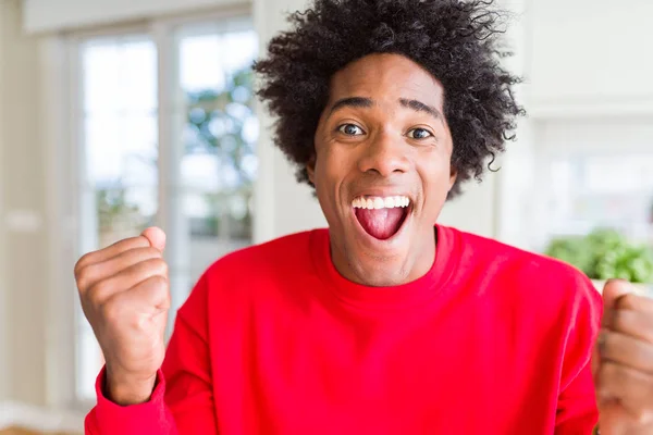 Hombre Afroamericano Vistiendo Sudadera Roja Casual Emocionado Por Éxito Con —  Fotos de Stock