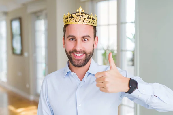英俊的商人戴着金冠作为国王或王子做快乐的拇指手势与手 批准表达式 以显示成功的相机 — 图库照片