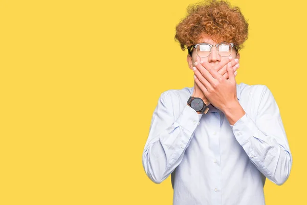 Mladý Pohledný Obchodní Muž Afro Brýle Šokován Pokrývající Ústa Rukama — Stock fotografie